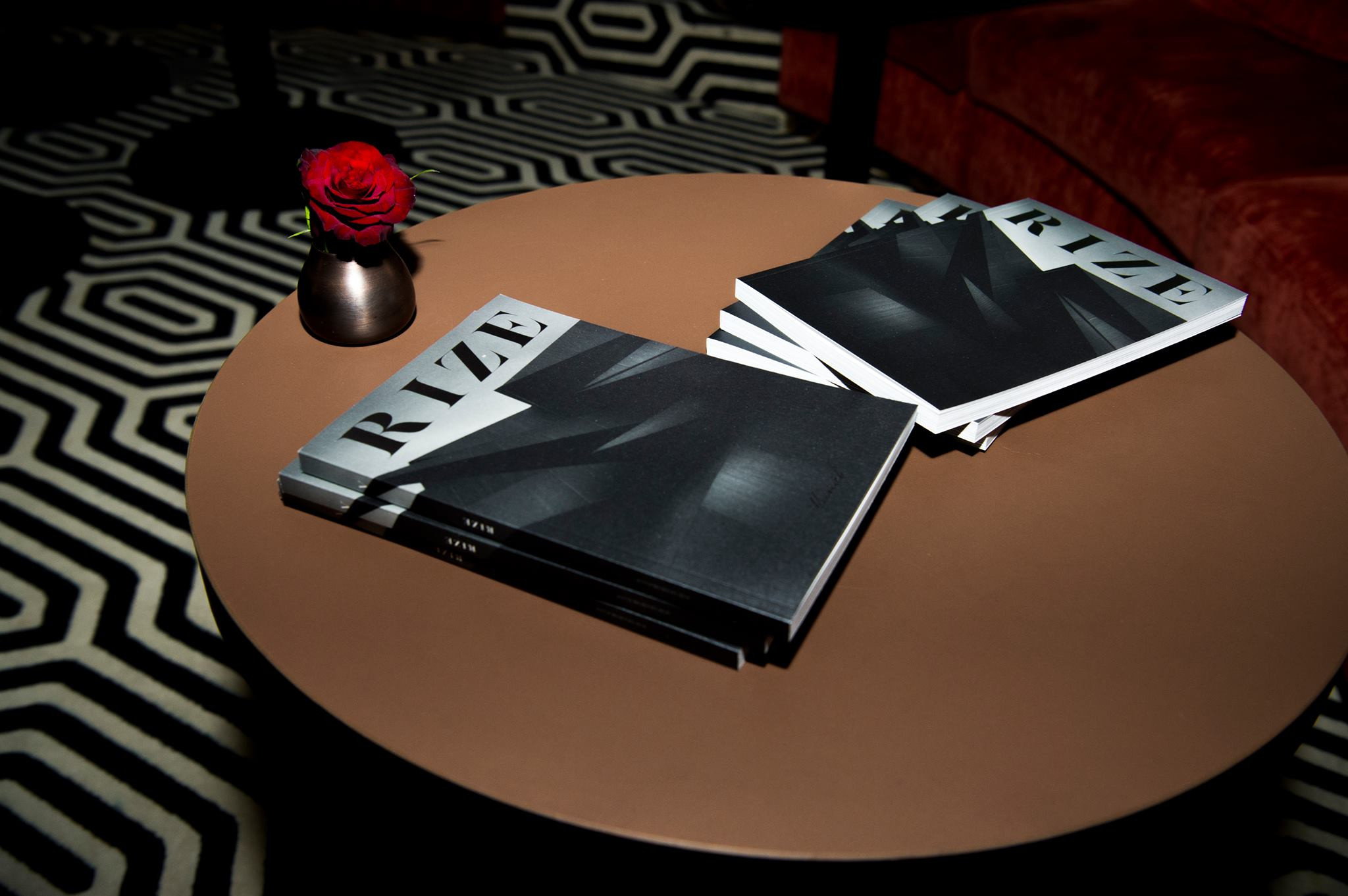 Das Rize Magazin auf einem Tisch