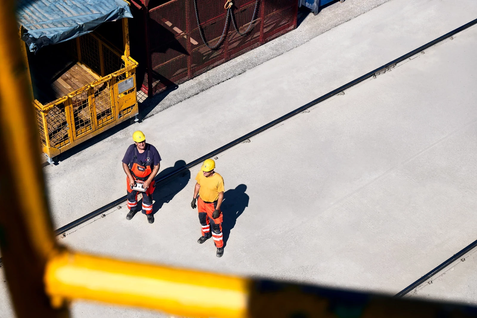 Zwei Personen bei der Arbeit, fotografiert von einem Krahn aus