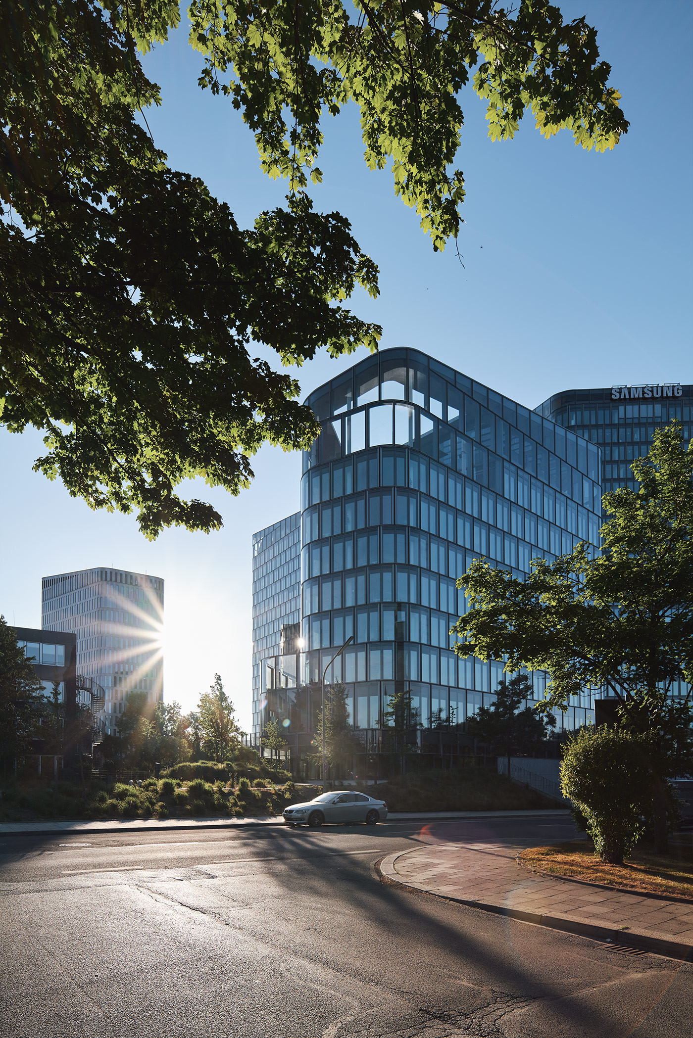 Aufnahme auf die Bavaria Towers hin, über Strasse hinweg, später Nachmittag