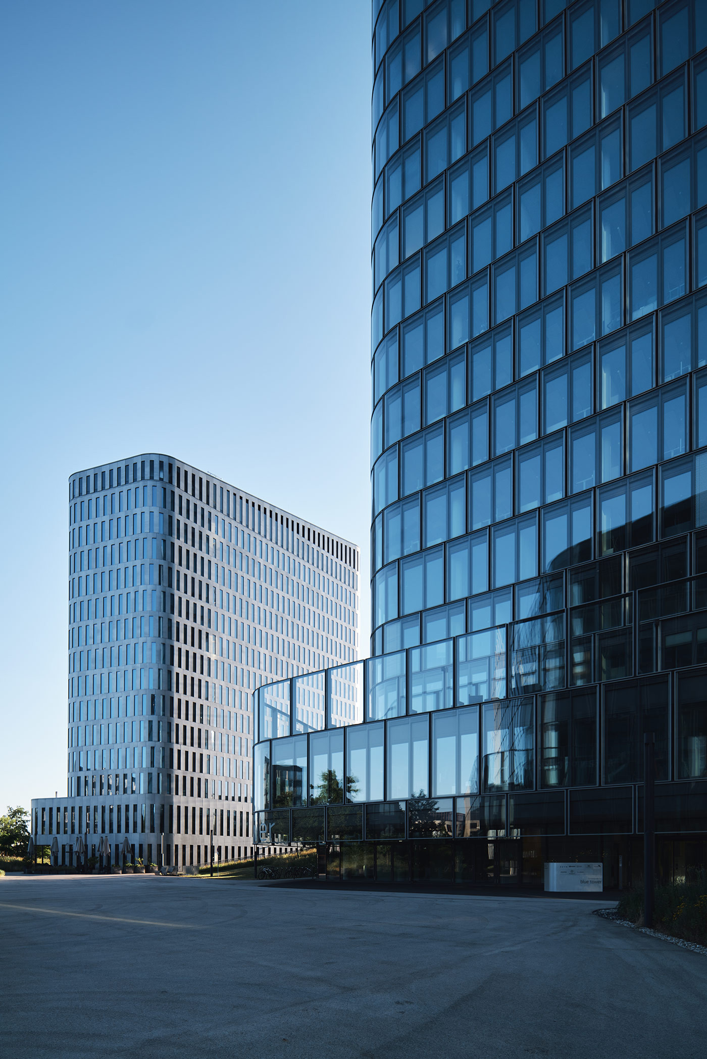 Seitliches Detail mit Hotel im Hintergrund