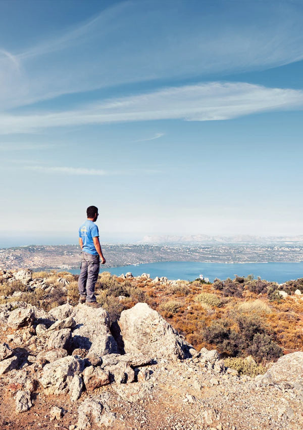 Der junge Herr Marnelakis blickt über die Landschaft Kretas hinweg