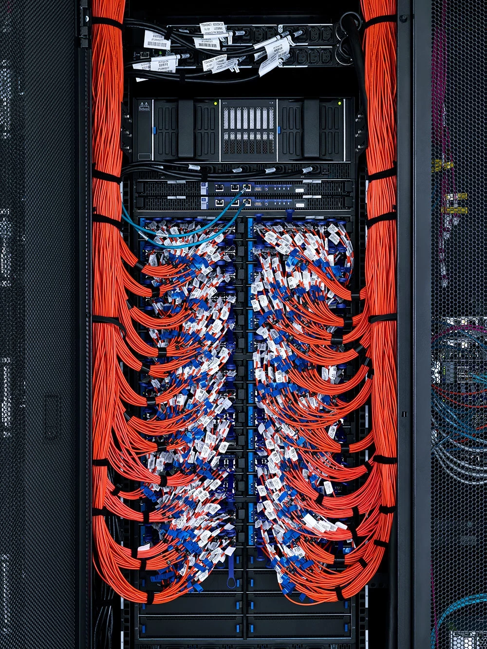 Patchbay in einem Serverraum des Supercomputers in München Graching