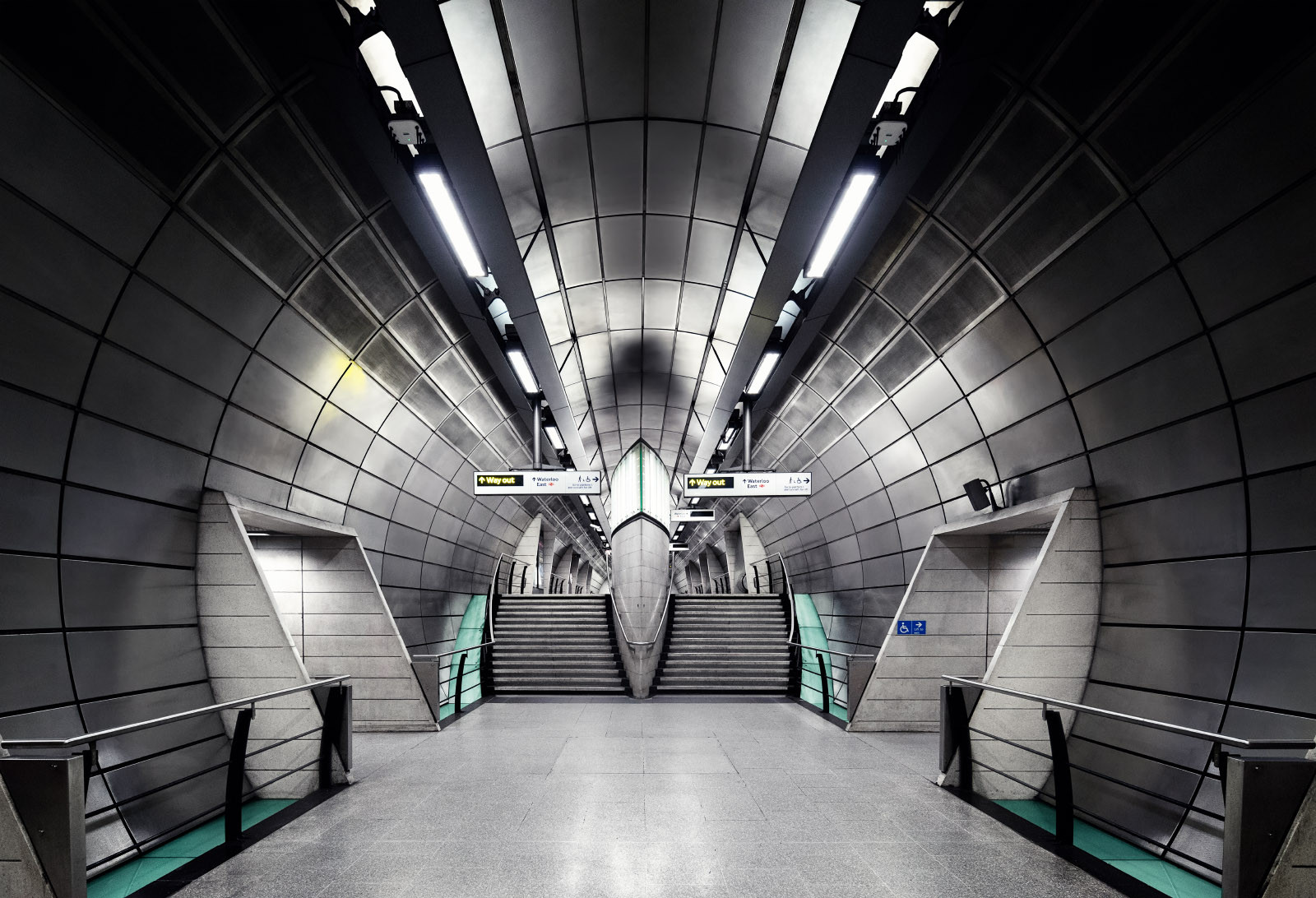 U-Bahn Station in London UK, Verbindungsbereich zwischen den Gleisen