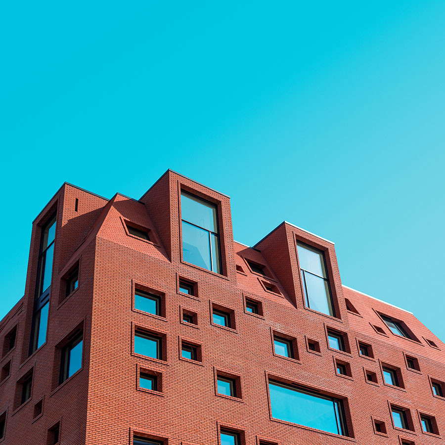 Ziegelbau mit unregelmäßig verteilten Fenster