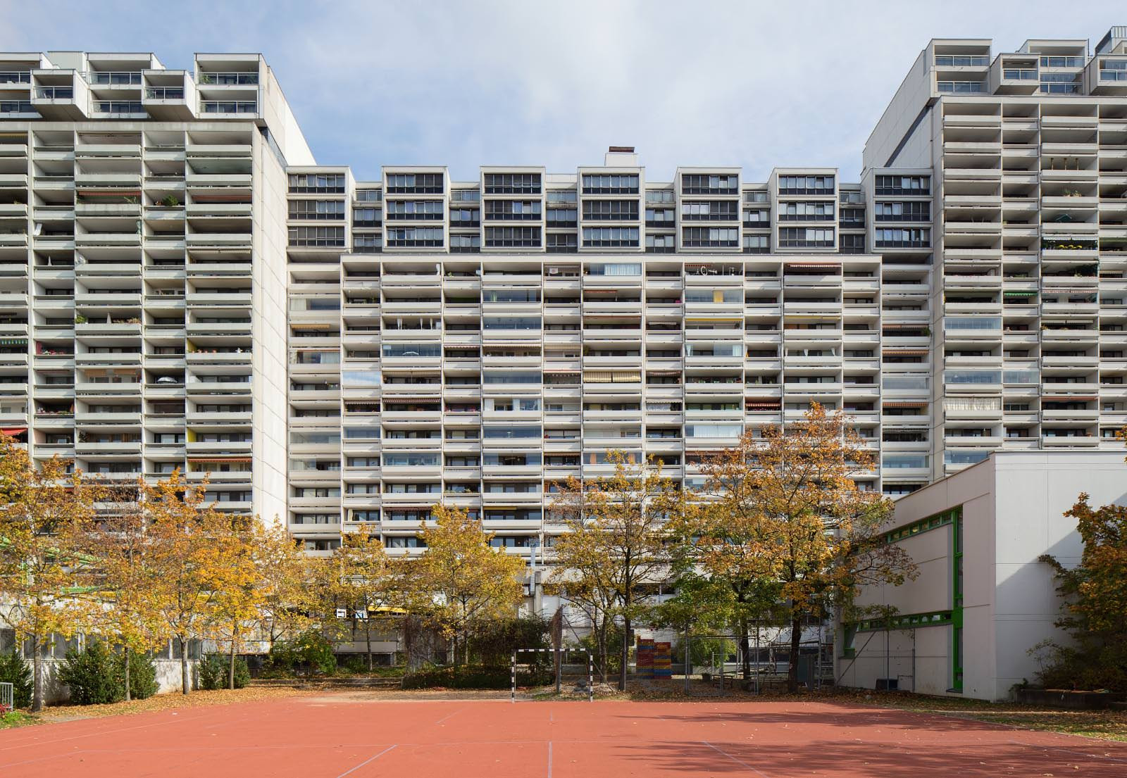 Ansicht Hochhaus über den Sportplatz der Schule hinweg