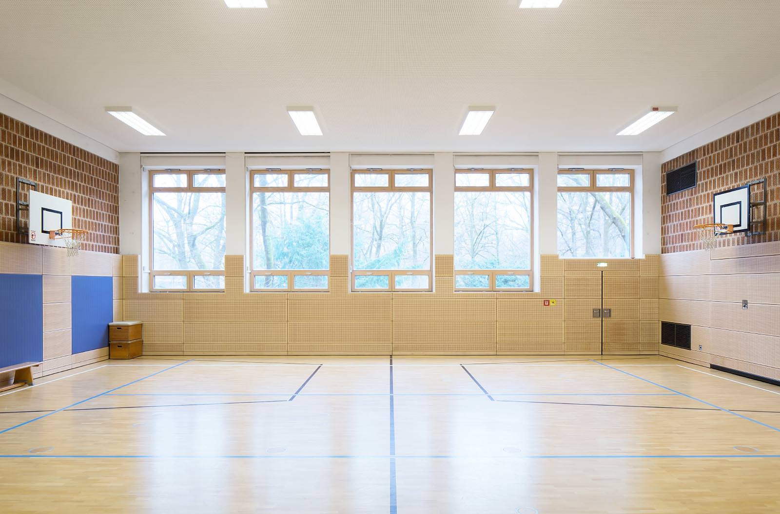 Seitenansicht der Sporthalle mit Basketball Körben links und rechts