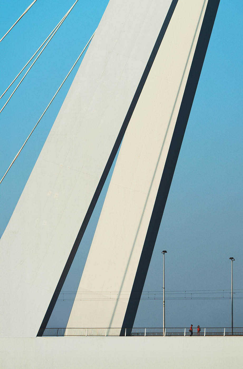 Zwei Personen auf einer Brücke